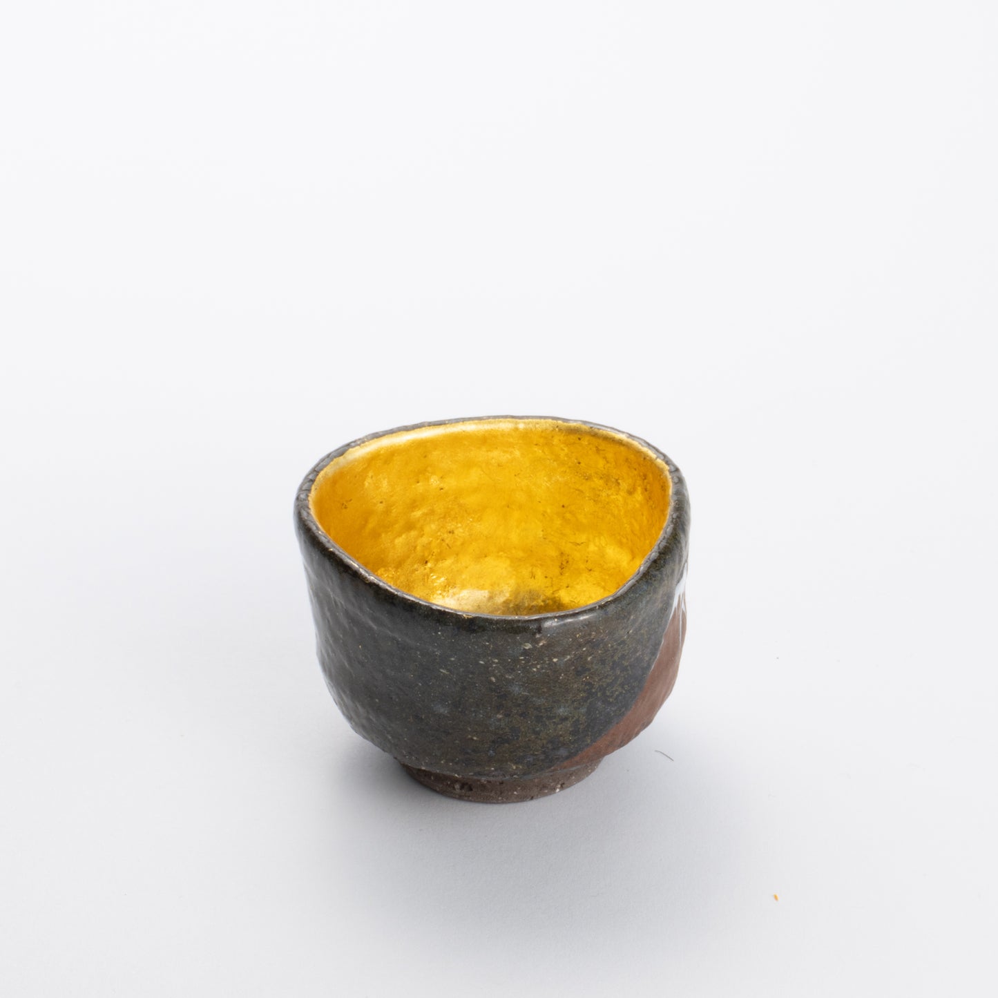 ぐい呑 赤富士金箔 伯耆正一 - Handcrafted Japanese pottery from Kyoto - Kyo ware / Kiyomizu ware.