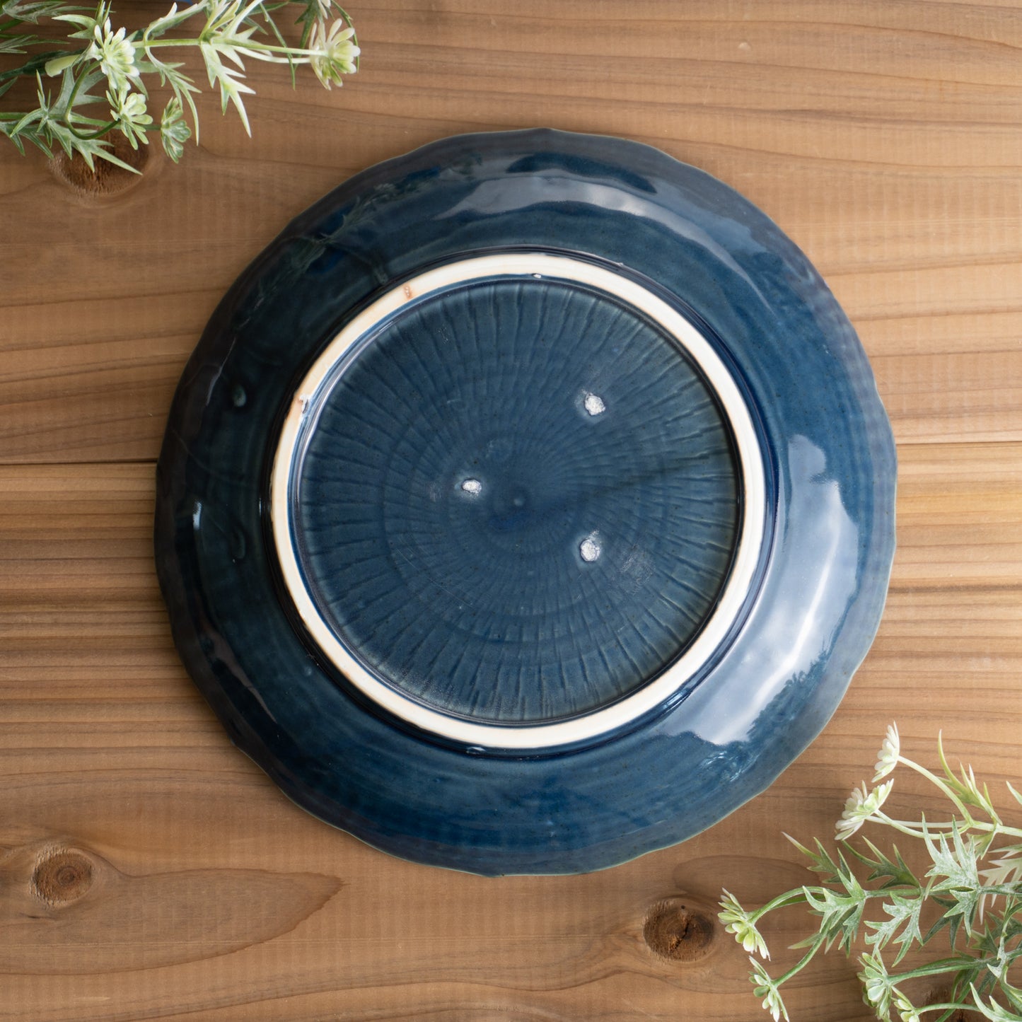 7寸リム皿 瑠璃釉陽刻 タナカ製陶 - Handcrafted Japanese pottery from Kyoto - Kyo ware / Kiyomizu ware.