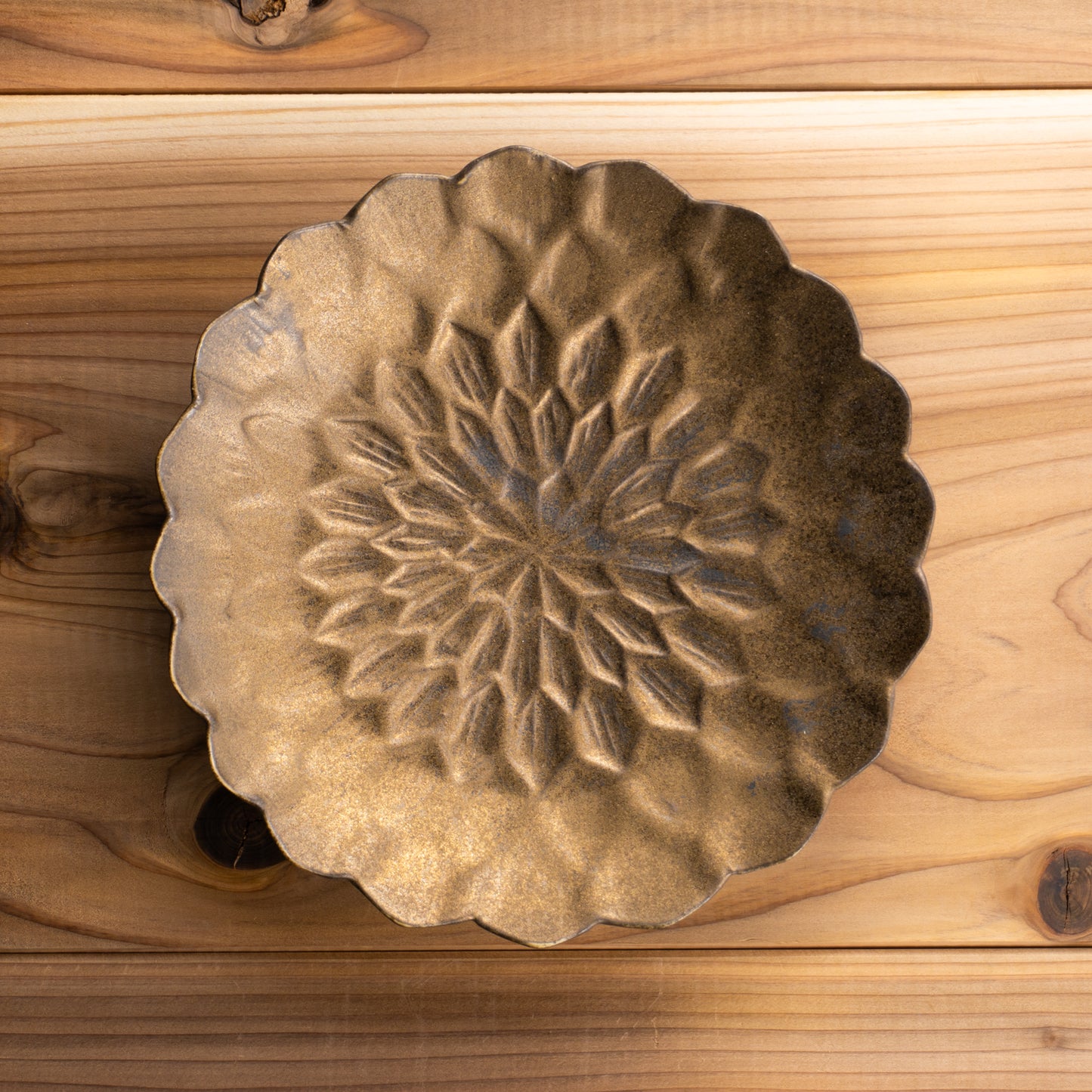 六寸皿 ダリア ブロンズ釉 前田麻美 - Handcrafted Japanese pottery from Kyoto - Kyo ware / Kiyomizu ware.