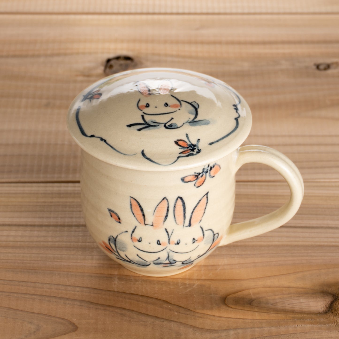 蓋付マグカップ 仲良しウサギM 工房咲楽 - Handcrafted Japanese pottery from Kyoto - Kyo ware / Kiyomizu ware.