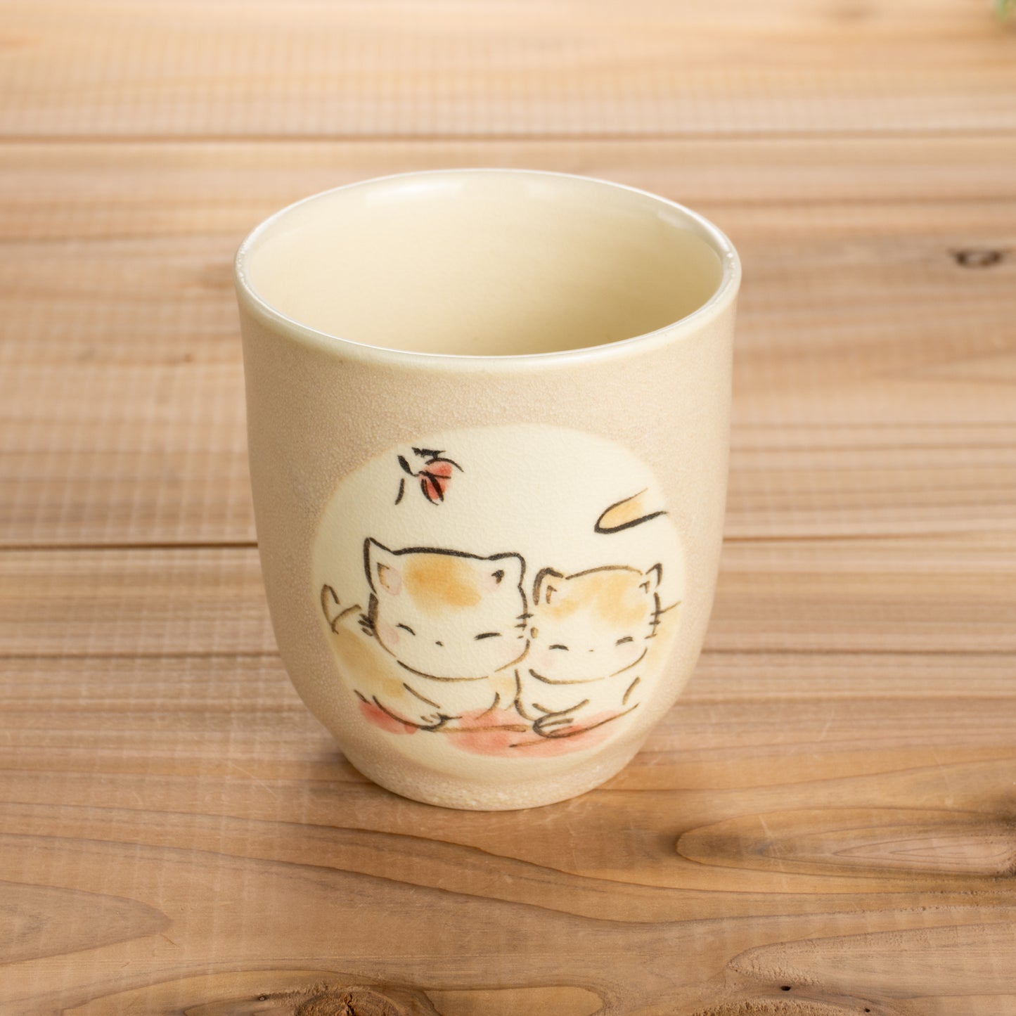 湯呑(小) 仲良し猫F 工房咲楽 - Handcrafted Japanese pottery from Kyoto - Kyo ware / Kiyomizu ware.