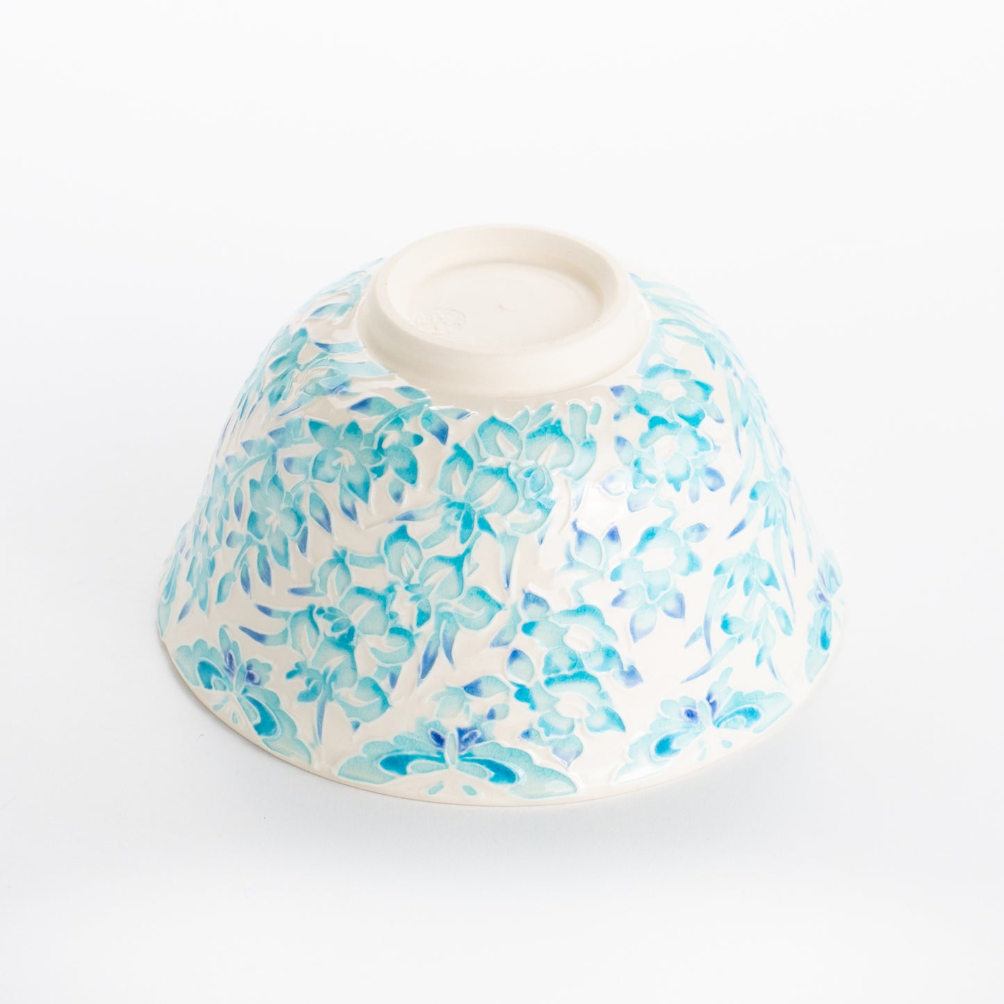 抹茶碗 浅葱白鳳交趾 四季草花に蝶 山本一如 - Handcrafted Japanese pottery from Kyoto - Kyo ware / Kiyomizu ware.