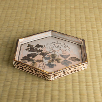 【清水焼】六角皿　乾山写「銹絵 光琳牡丹」　俊山窯 KOTOPOTTER