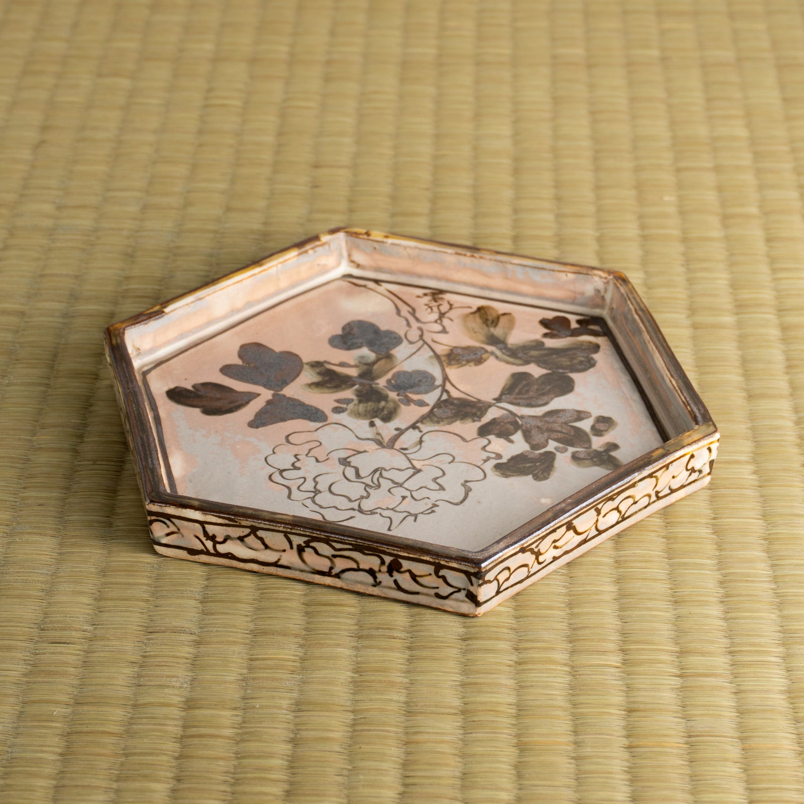 【清水焼】六角皿　乾山写「銹絵 光琳牡丹」　俊山窯 KOTOPOTTER