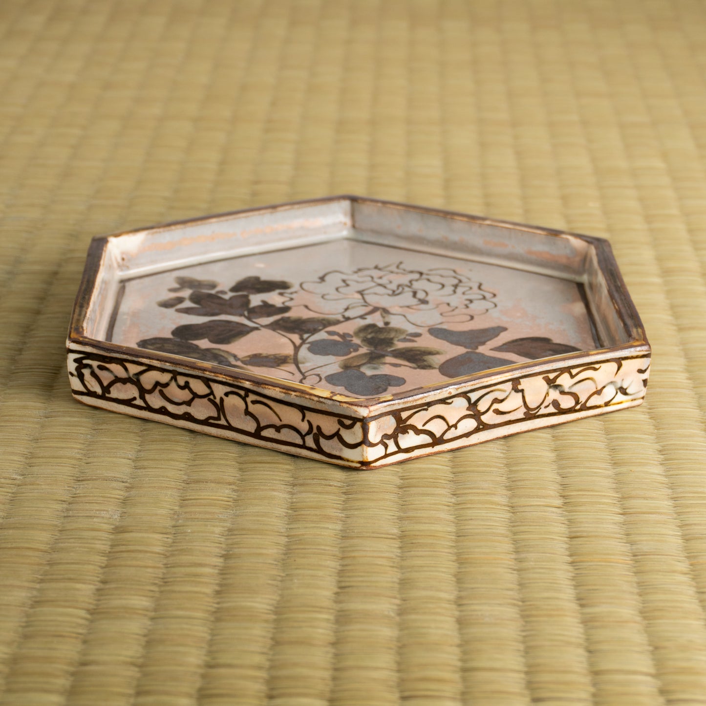 【清水焼】六角皿　乾山写「銹絵 光琳牡丹」　俊山窯 KOTOPOTTER