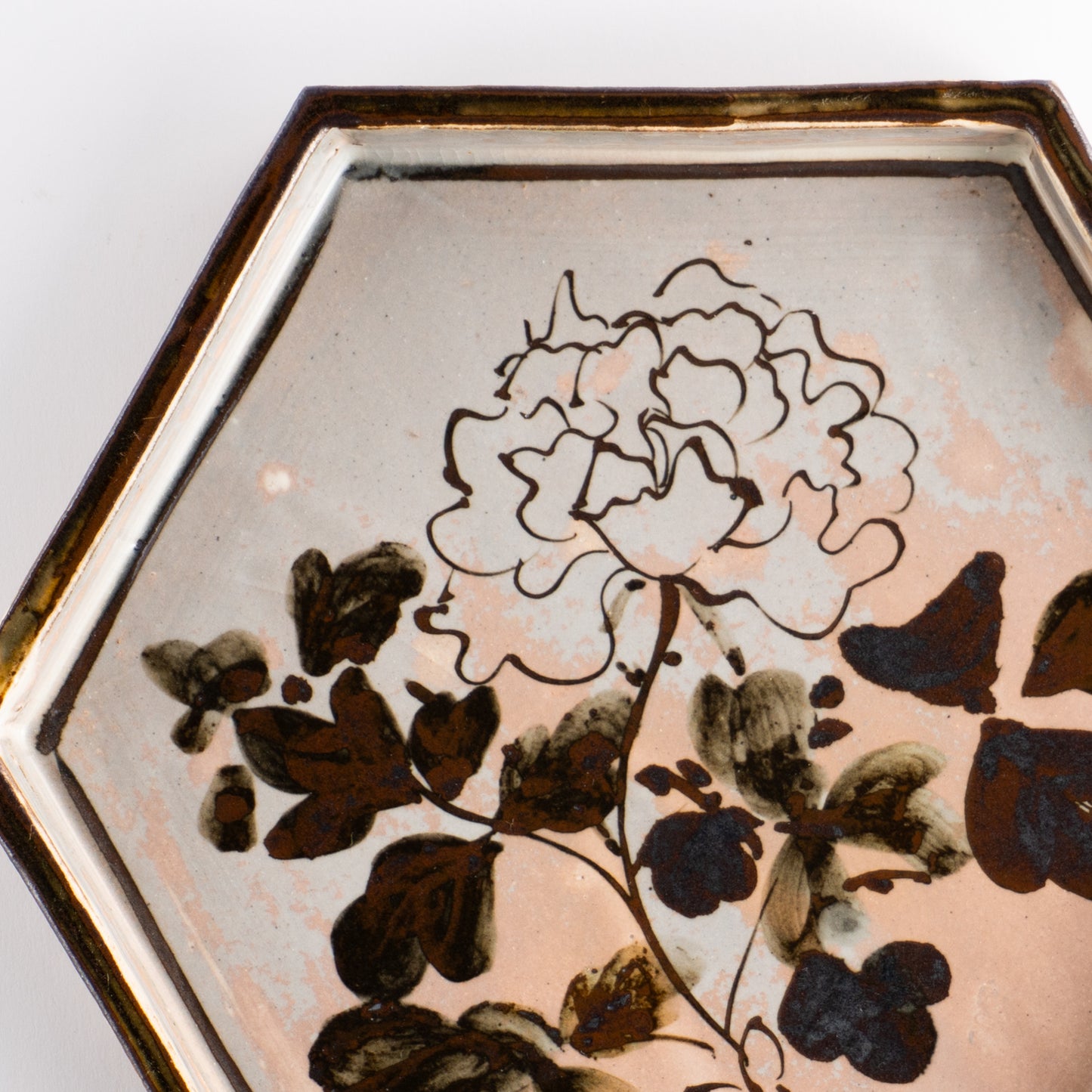 【清水焼】六角皿　乾山写「銹絵 光琳牡丹」　俊山窯 KOTOPOTTER