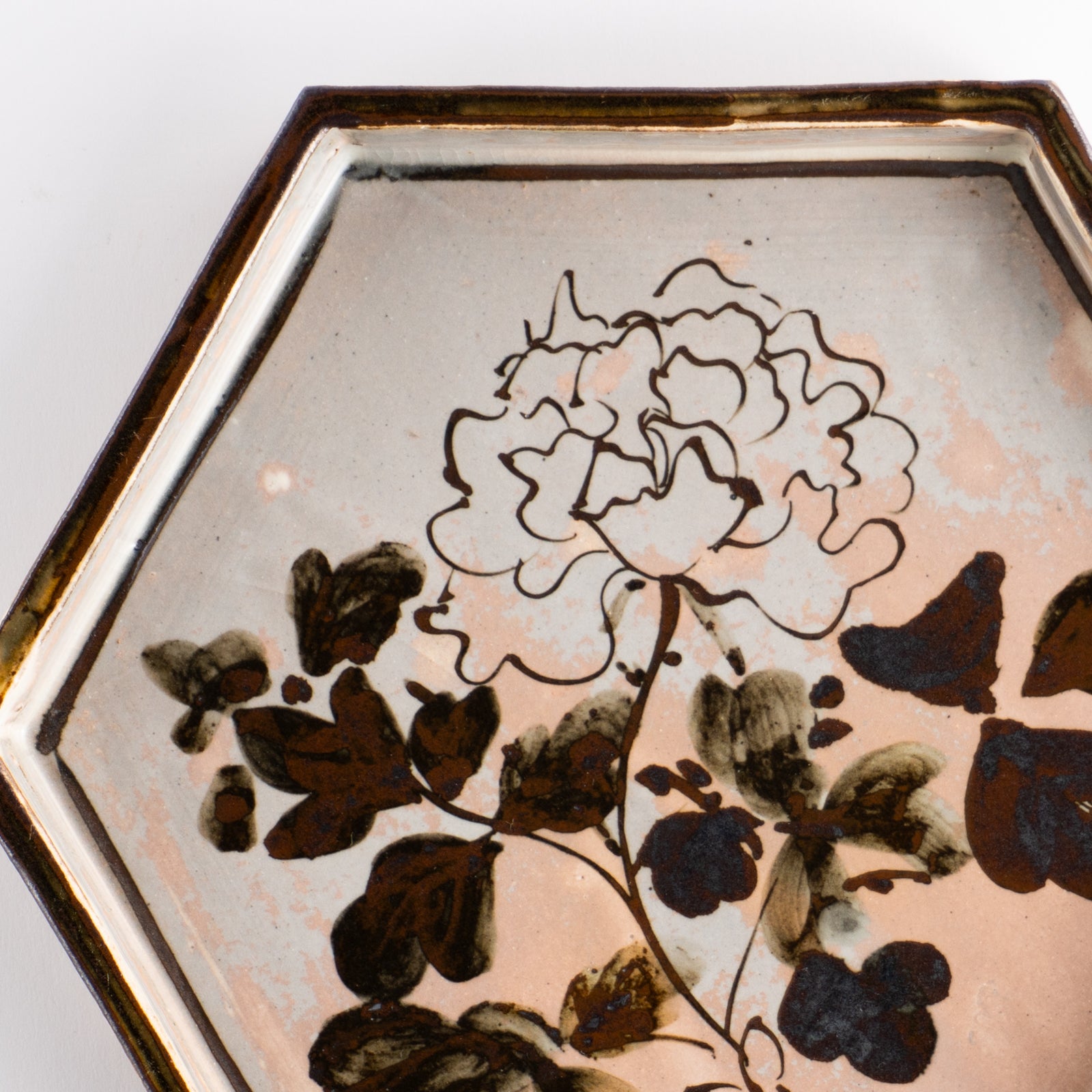 【清水焼】六角皿　乾山写「銹絵 光琳牡丹」　俊山窯 KOTOPOTTER