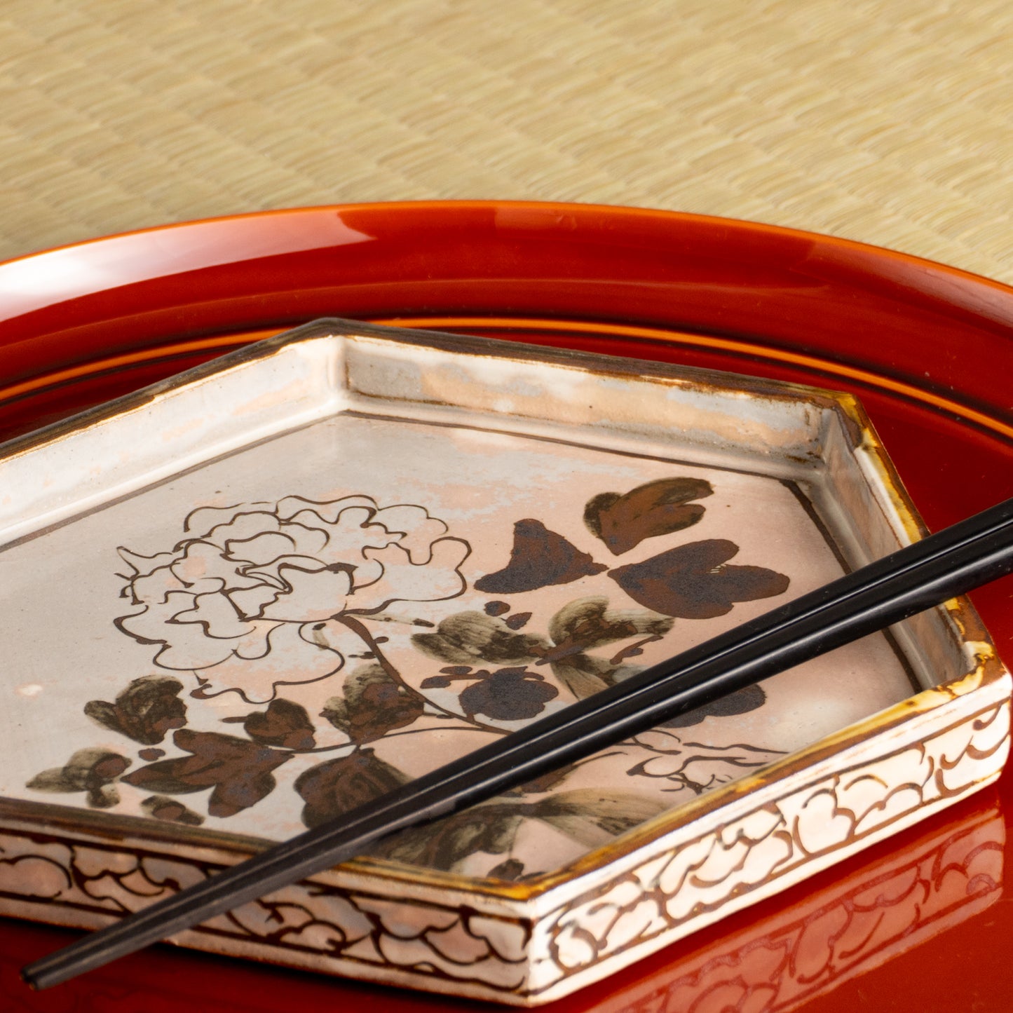 【清水焼】六角皿　乾山写「銹絵 光琳牡丹」　俊山窯 KOTOPOTTER