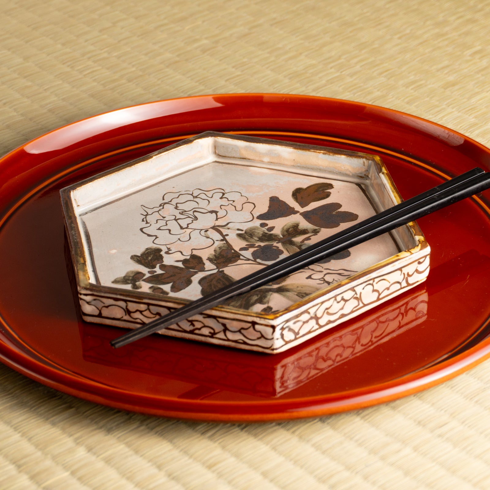 【清水焼】六角皿　乾山写「銹絵 光琳牡丹」　俊山窯 KOTOPOTTER