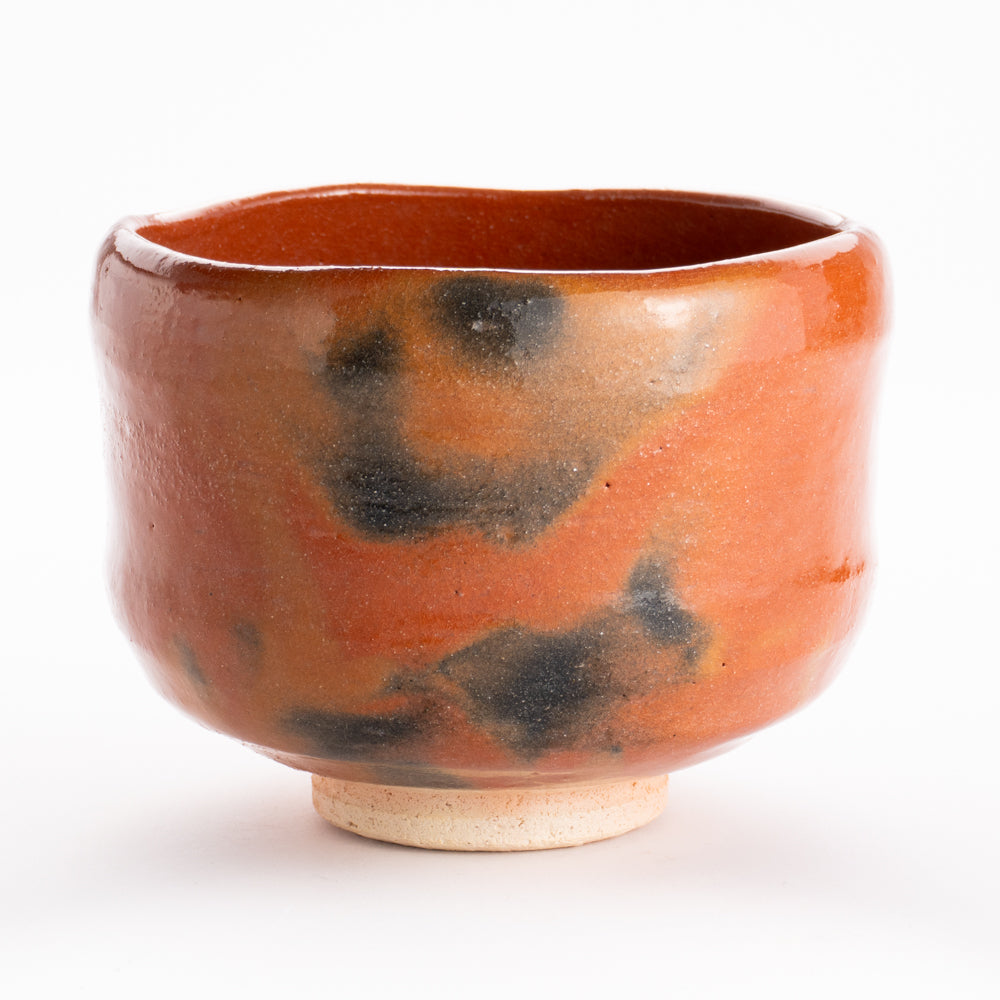 季節を問わず使える楽焼の抹茶碗