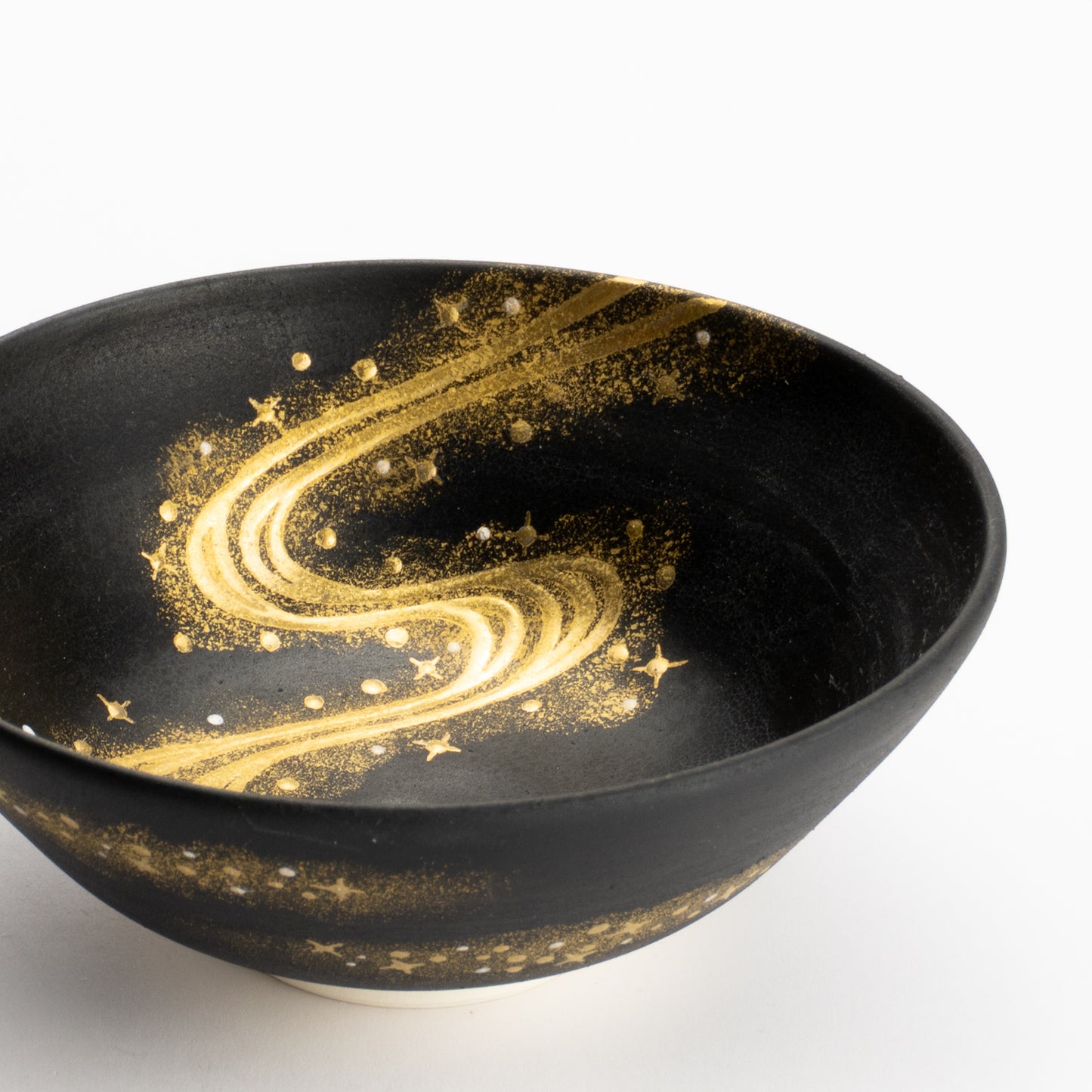 抹茶碗(平)　黒糖金銀彩"銀河"　善昇 KOTOPOTTER