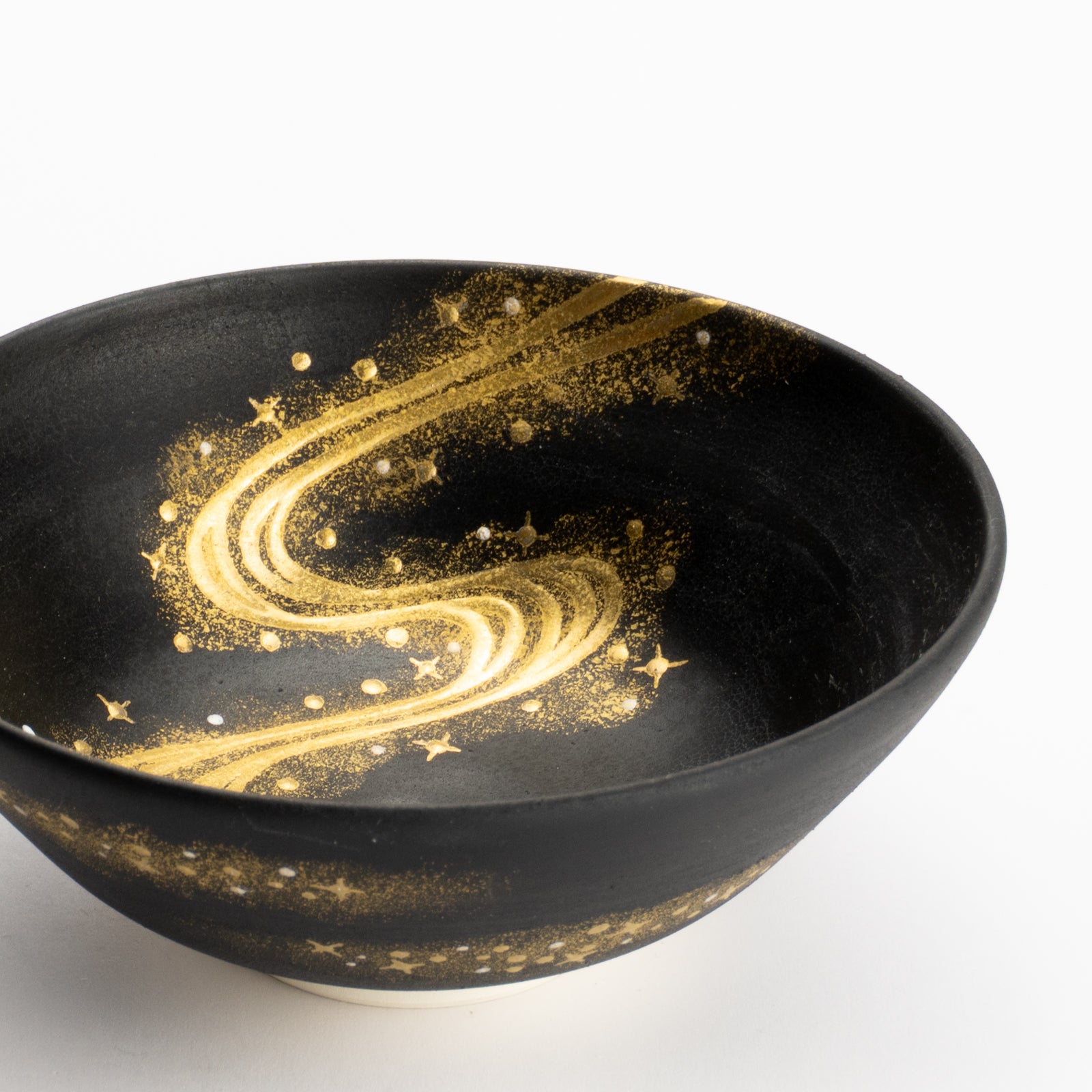 抹茶碗(平)　黒糖金銀彩"銀河"　善昇 KOTOPOTTER