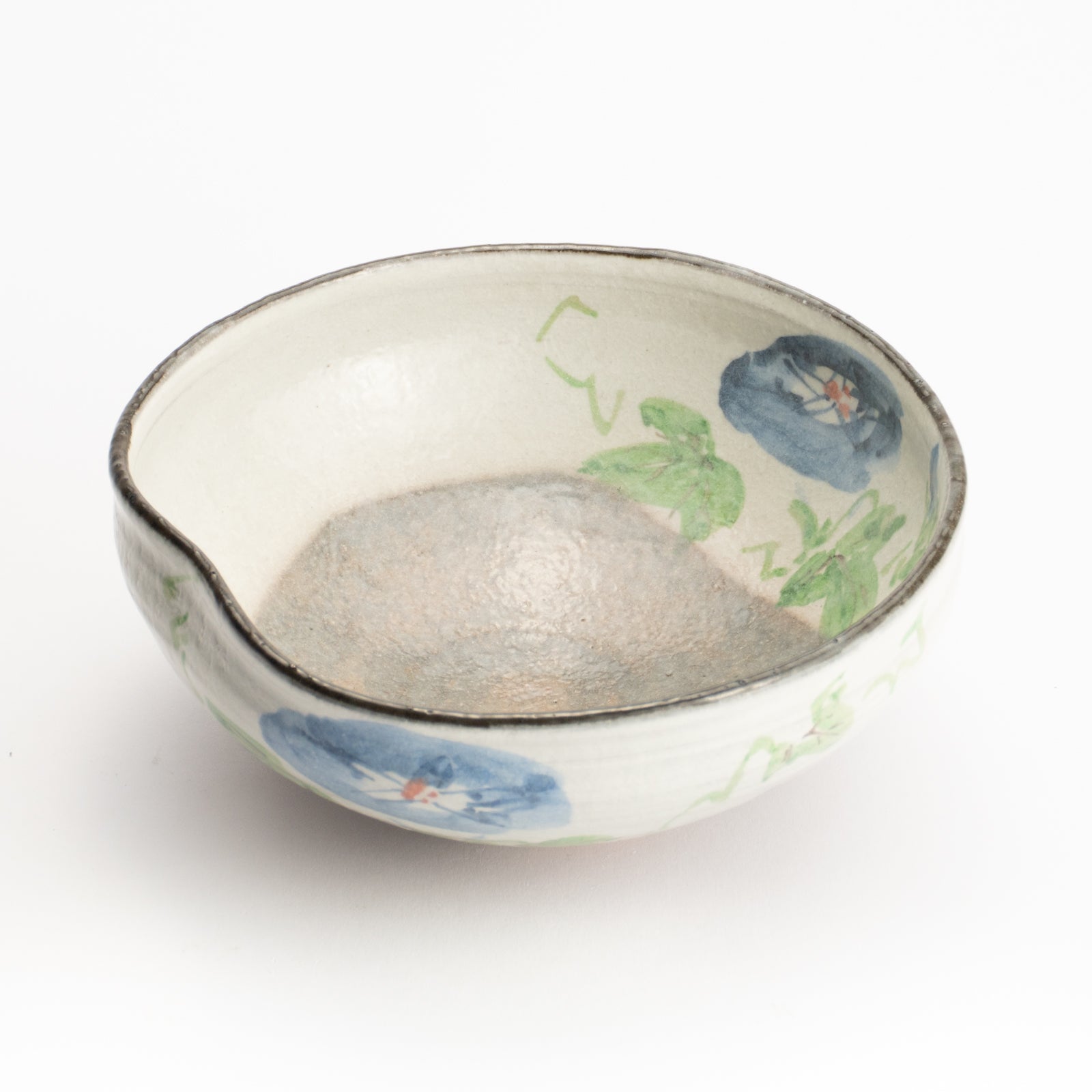 抹茶碗(平)　白化粧"紫陽花"　与し三 KOTOPOTTER