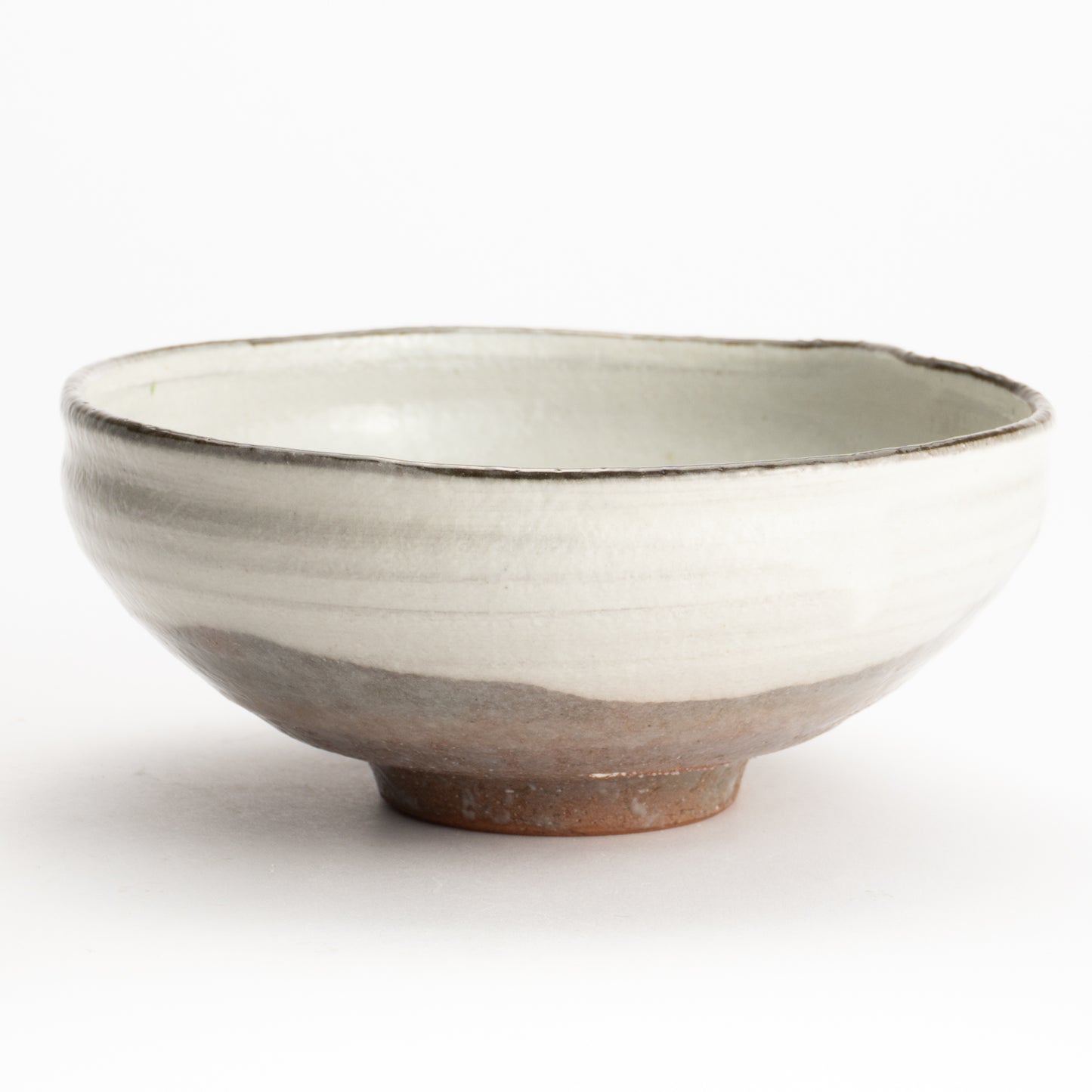 抹茶碗(平)　白化粧"紫陽花"　与し三 KOTOPOTTER