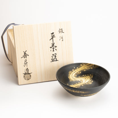 抹茶碗(平)　黒糖金銀彩"銀河"　善昇 KOTOPOTTER