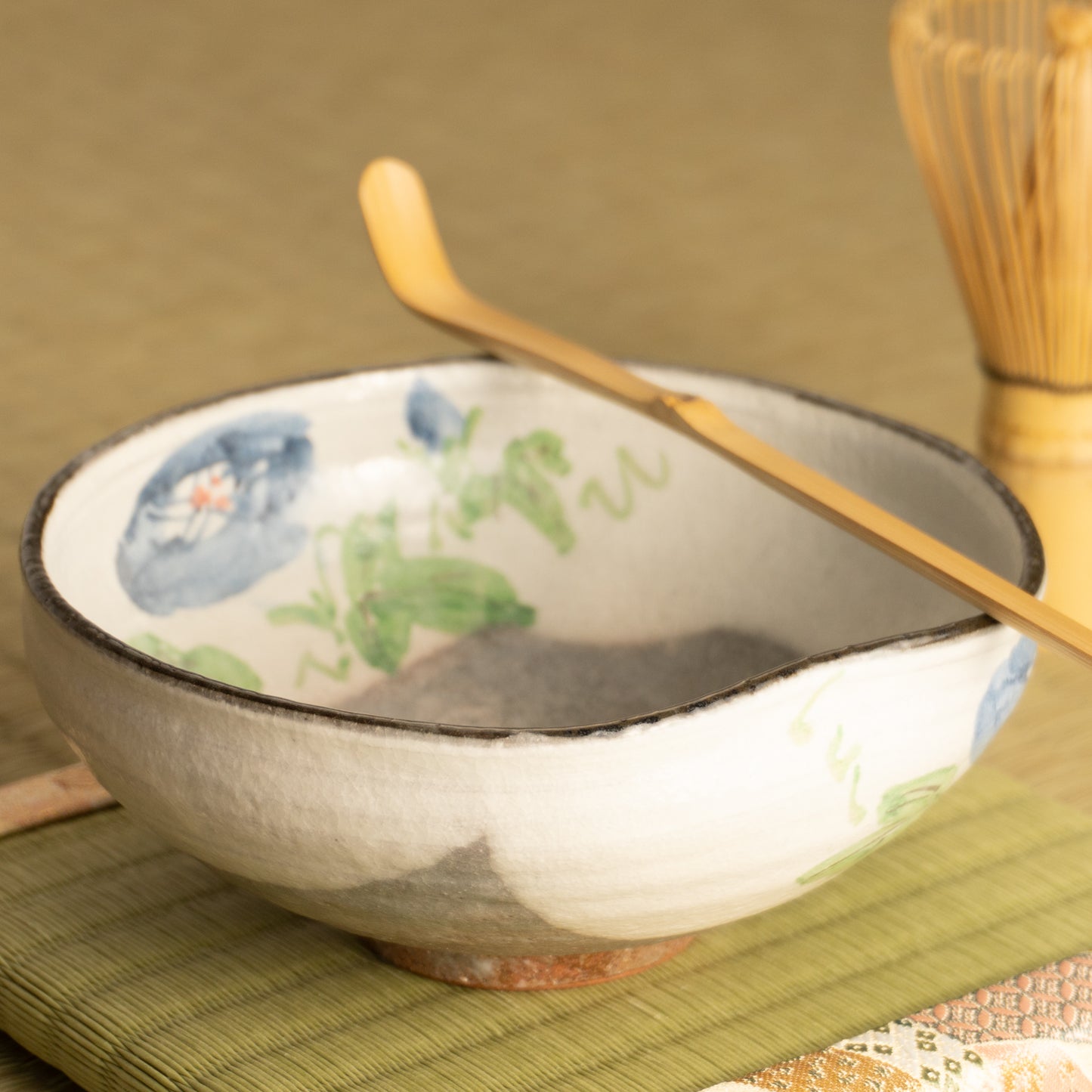抹茶碗(平)　白化粧"紫陽花"　与し三 KOTOPOTTER