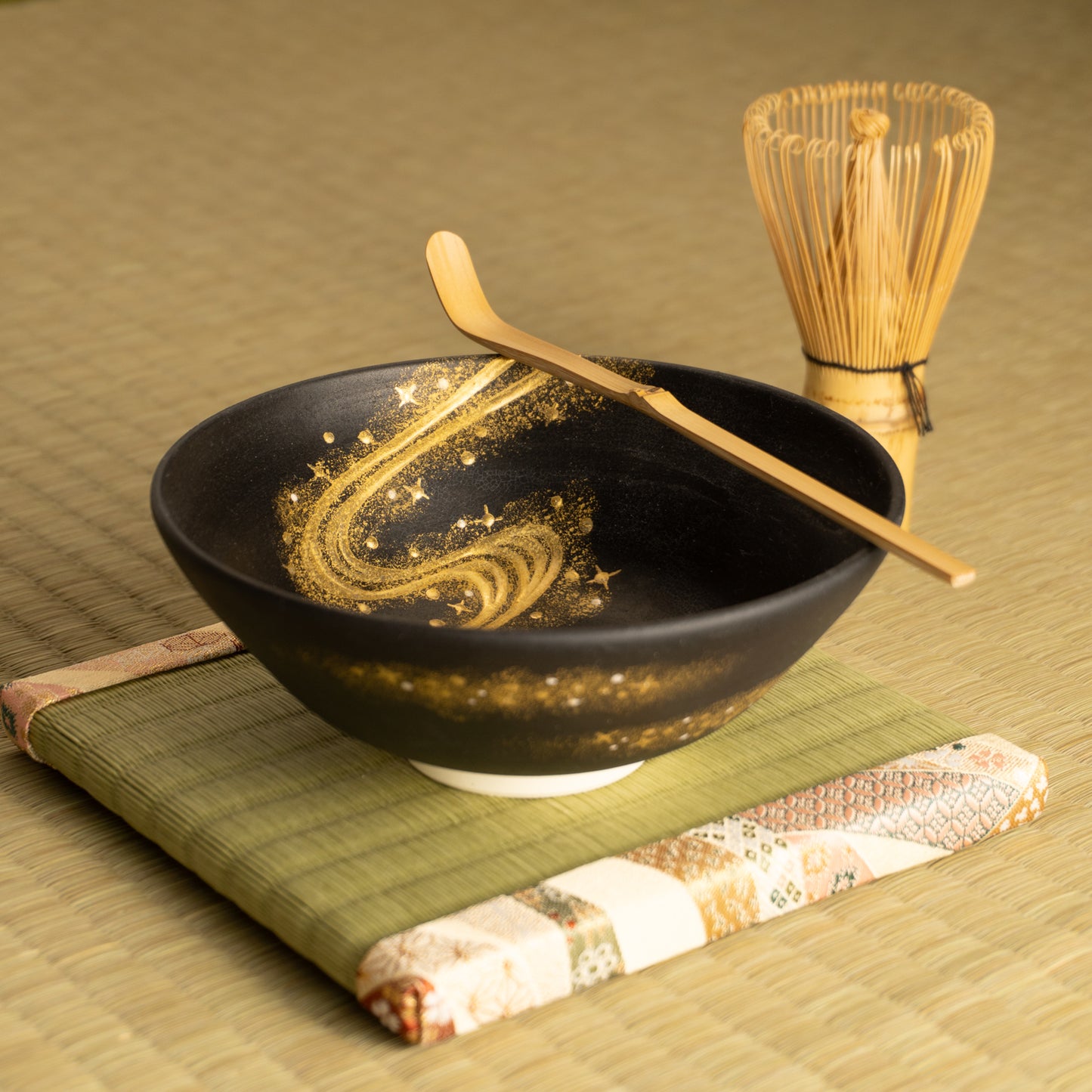 抹茶碗(平)　黒糖金銀彩"銀河"　善昇 KOTOPOTTER