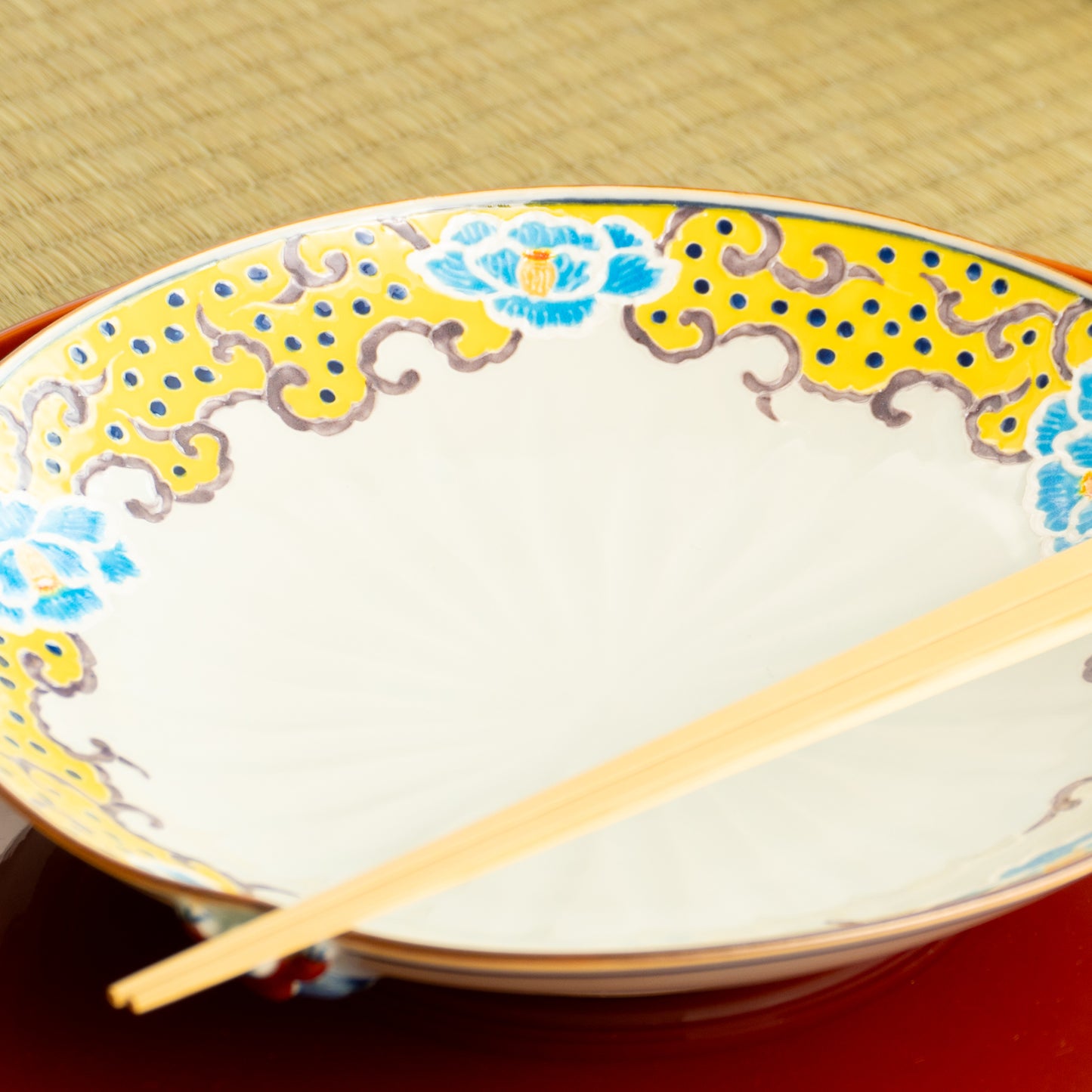 七寸皿　交趾一閑人 牡丹 黄　秀峰堂 KOTOPOTTER