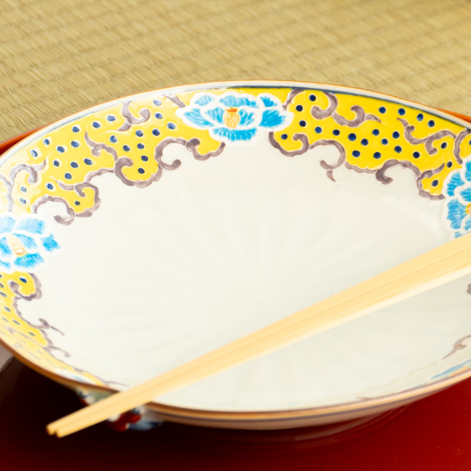 七寸皿　交趾一閑人 牡丹 黄　秀峰堂 KOTOPOTTER