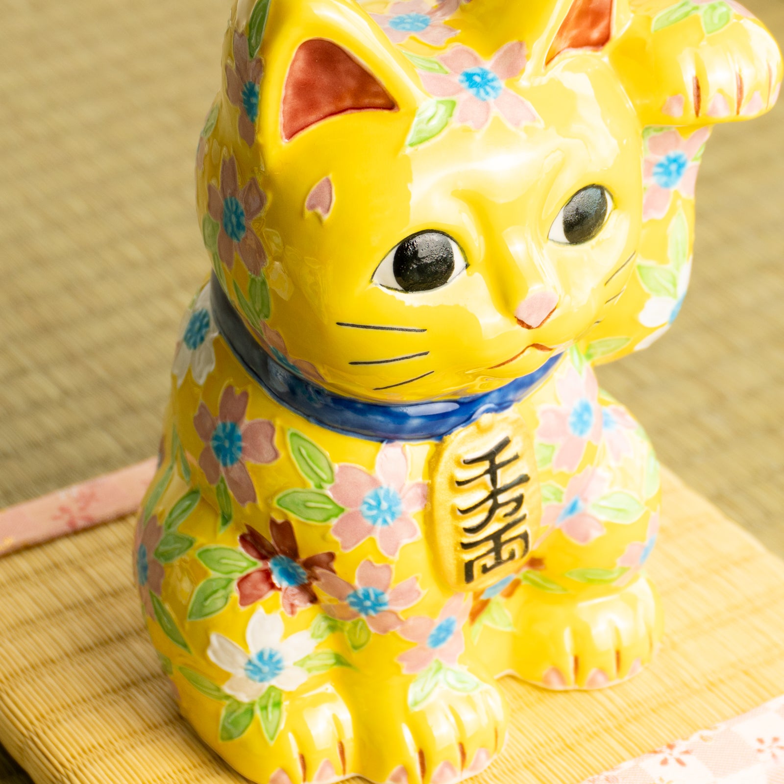 招き猫　黄交趾 桜　秀峰堂 KOTOPOTTER
