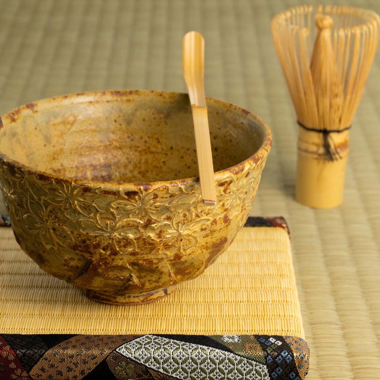 抹茶碗　イラボ金彩"桜図"　俊山窯 KOTOPOTTER