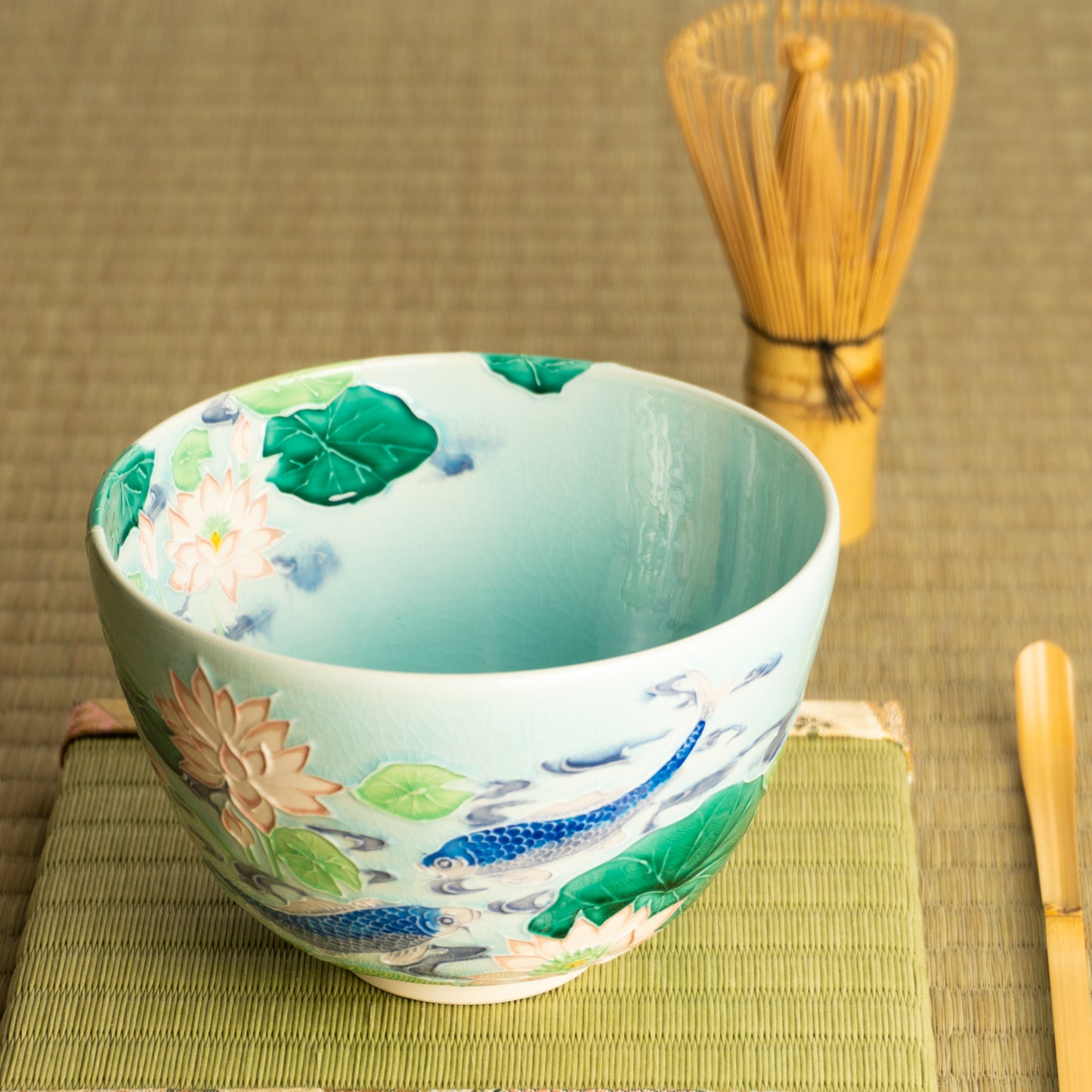 抹茶碗　淡青交趾 "蓮に鯉"　一如 KOTOPOTTER