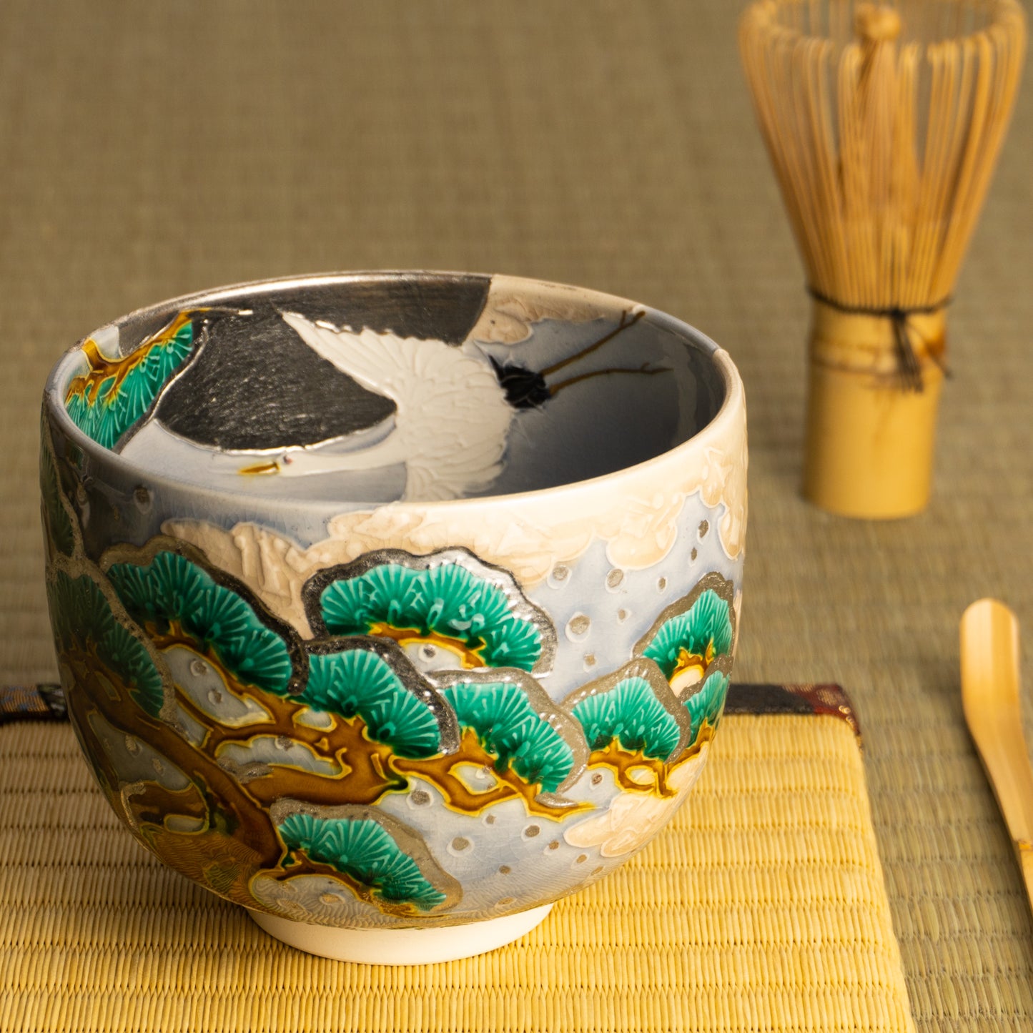 抹茶碗　淡紫交趾"月下に雪松と鶴"　一如 KOTOPOTTER