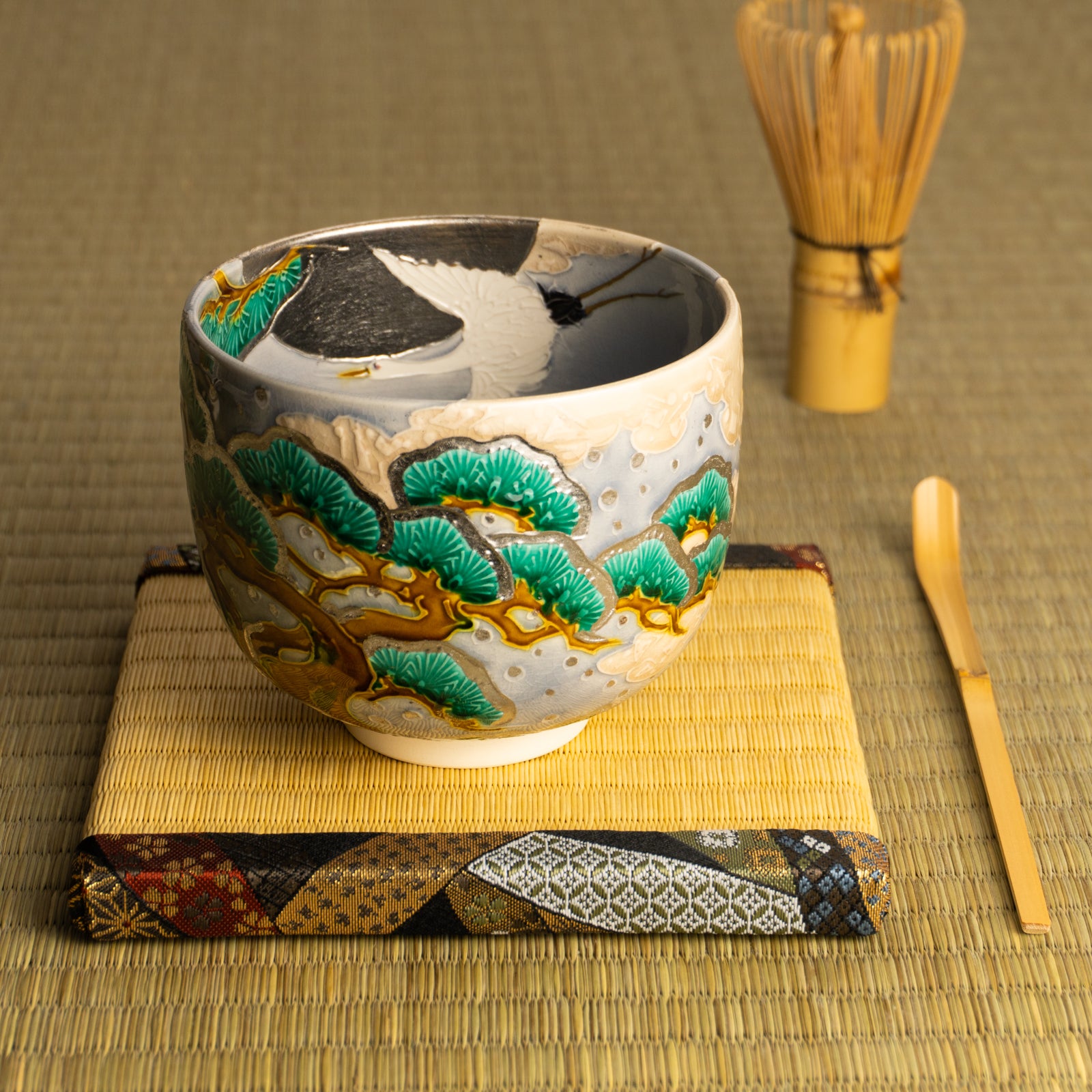 抹茶碗　淡紫交趾"月下に雪松と鶴"　一如 KOTOPOTTER