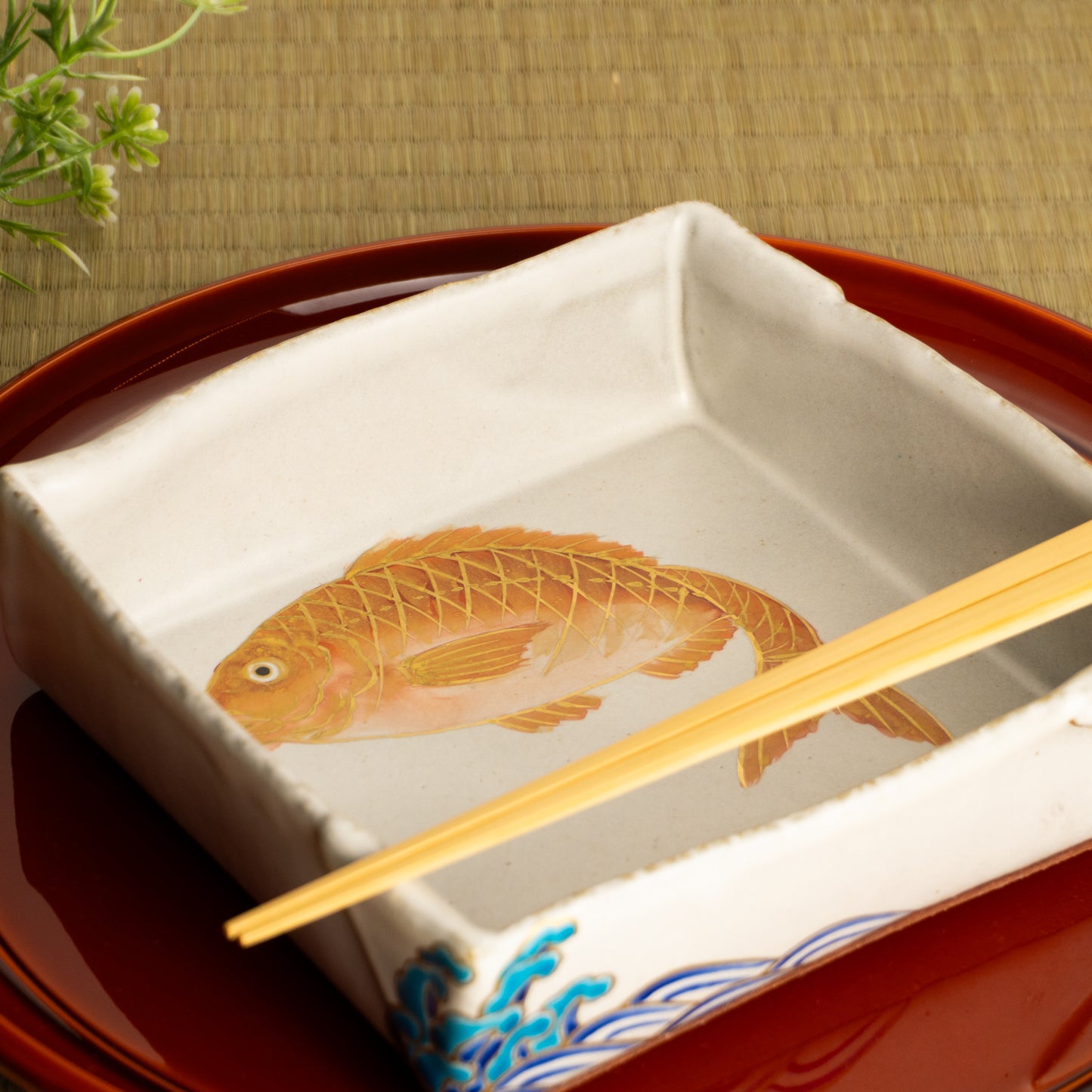 【清水焼】箱皿　色絵金彩"鯛"　伊藤典哲 KOTOPOTTER