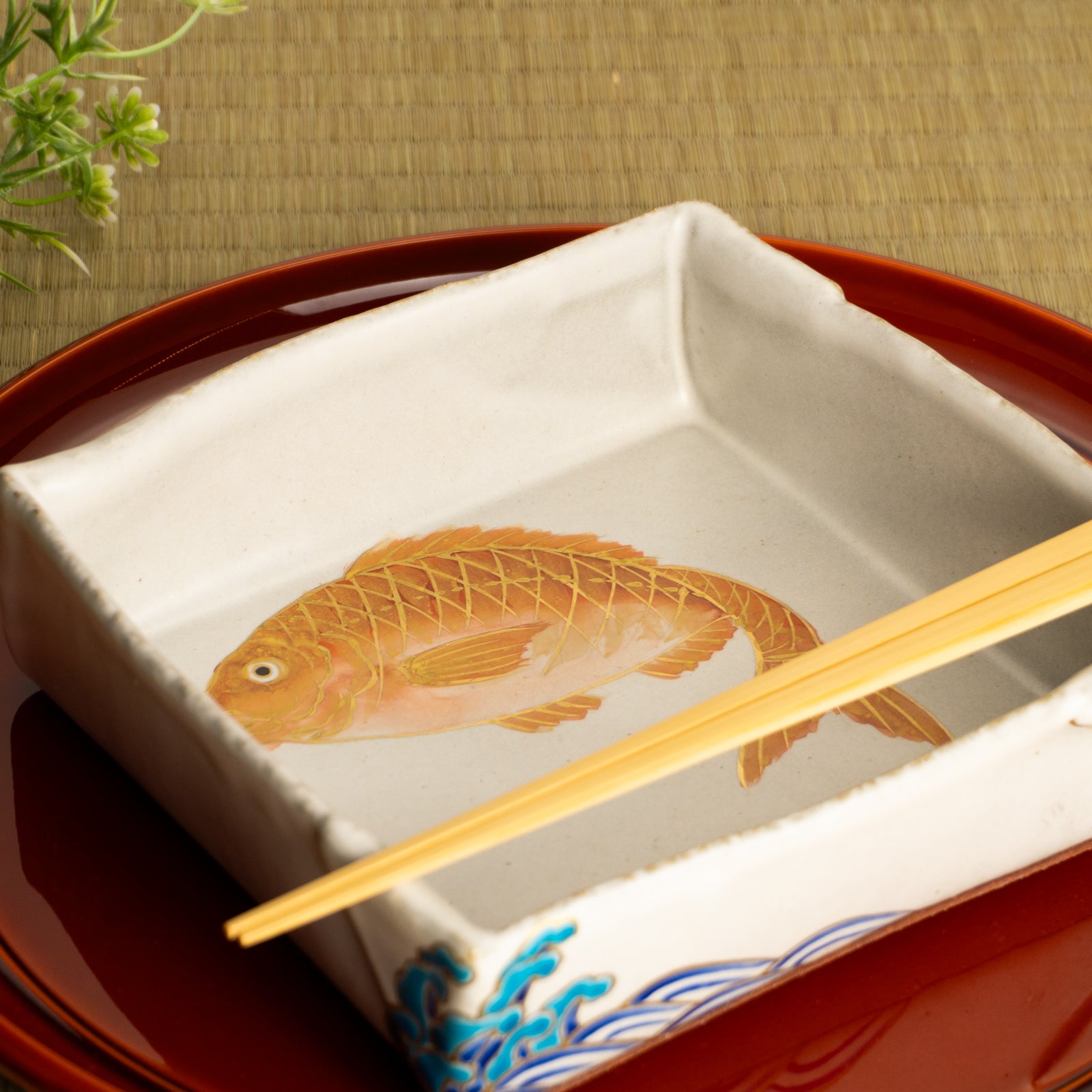 【清水焼】箱皿　色絵金彩"鯛"　伊藤典哲 KOTOPOTTER