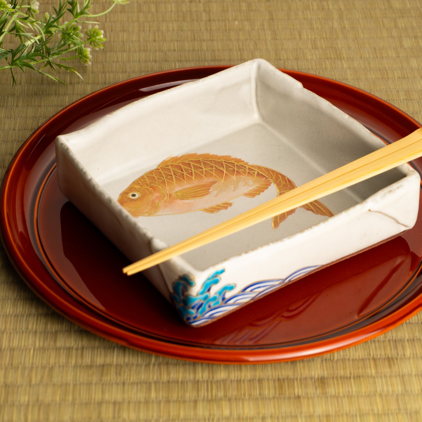 【清水焼】箱皿　色絵金彩"鯛"　伊藤典哲 KOTOPOTTER