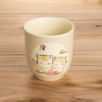 湯呑(小)　仲良し猫F　工房咲楽 - Handcrafted Japanese pottery from Kyoto - Kyo ware / Kiyomizu ware.