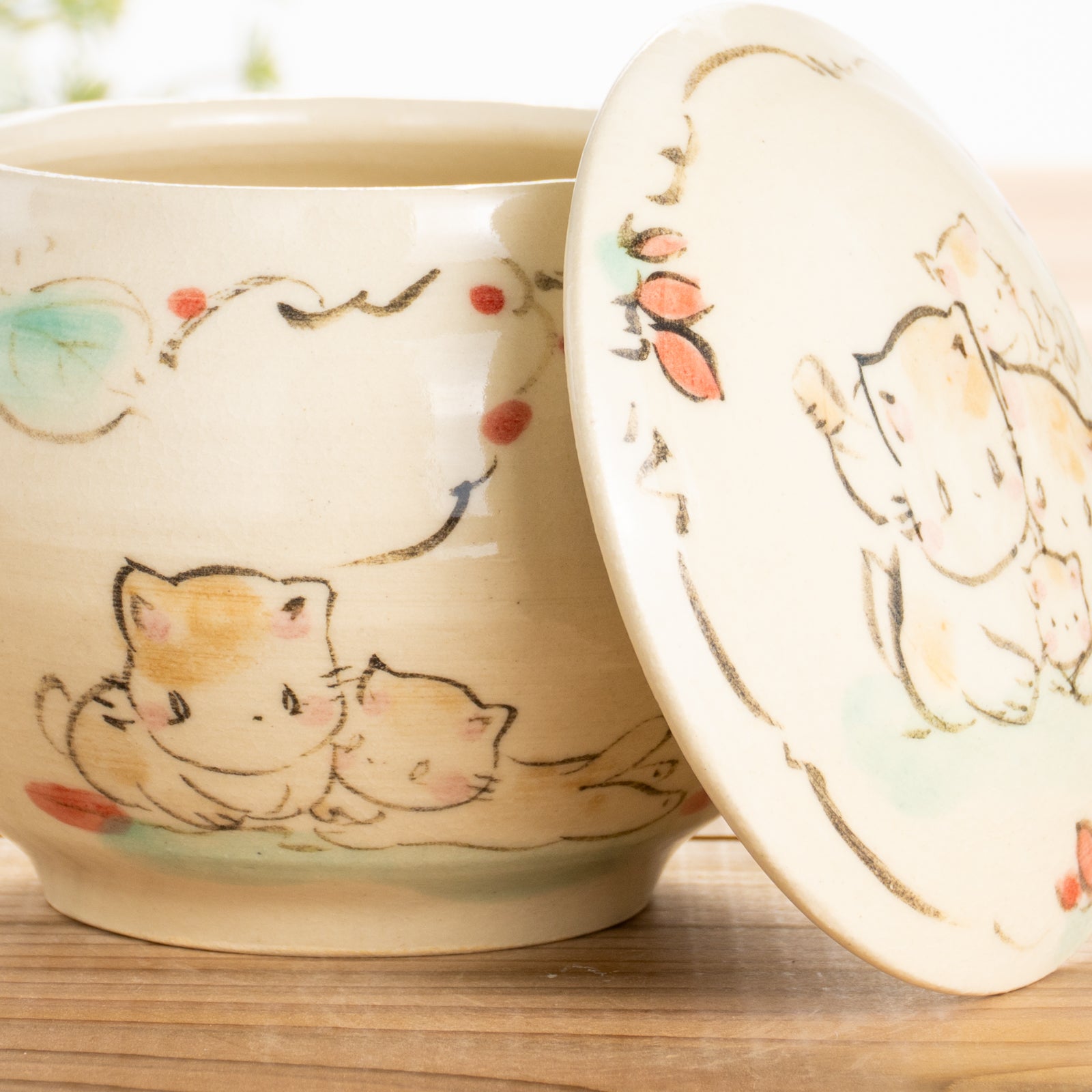 蓋物　仲良し猫　工房咲楽 - Handcrafted Japanese pottery from Kyoto - Kyo ware / Kiyomizu ware.