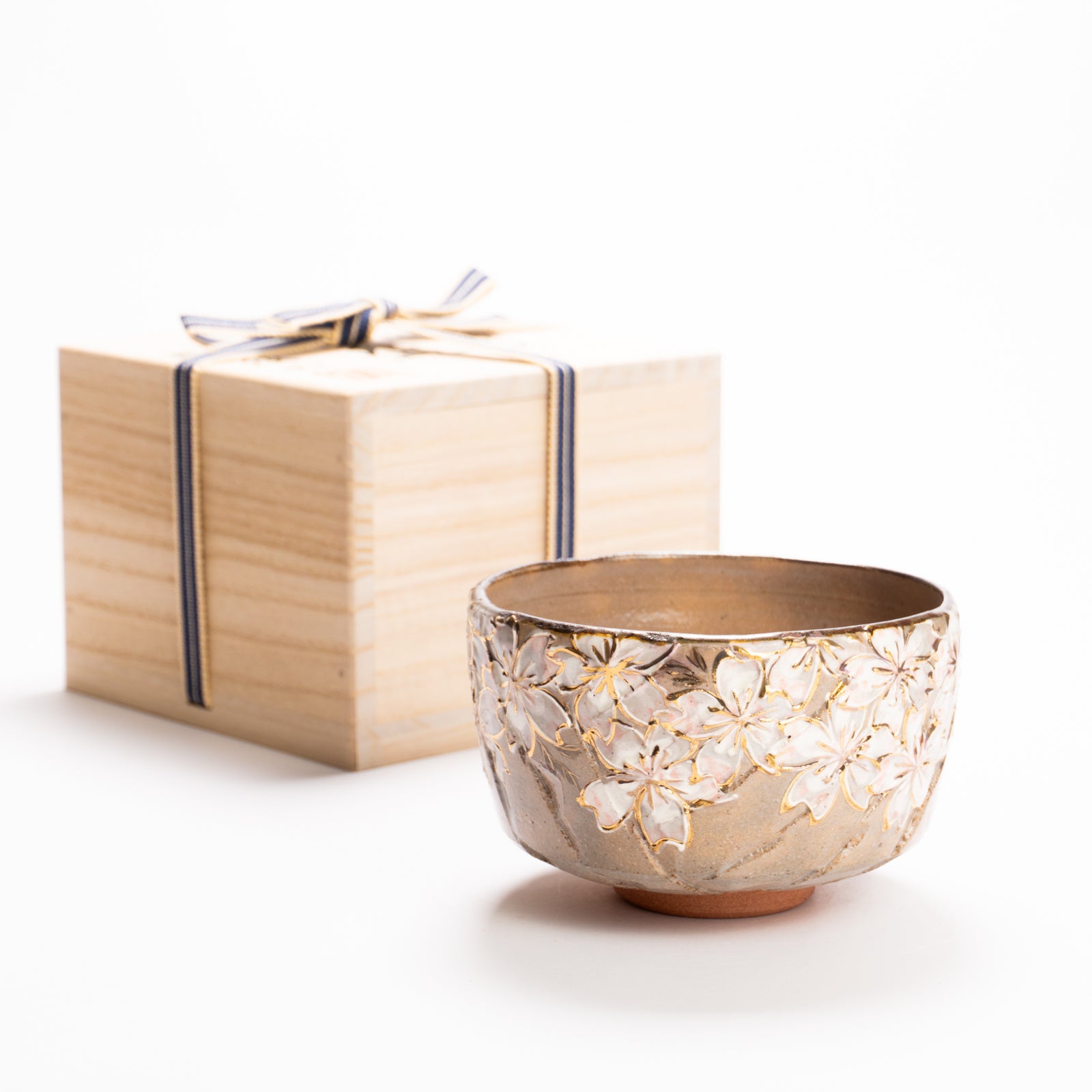 抹茶碗　黒陶金彩 桜絵　俊山窯 KOTOPOTTER
