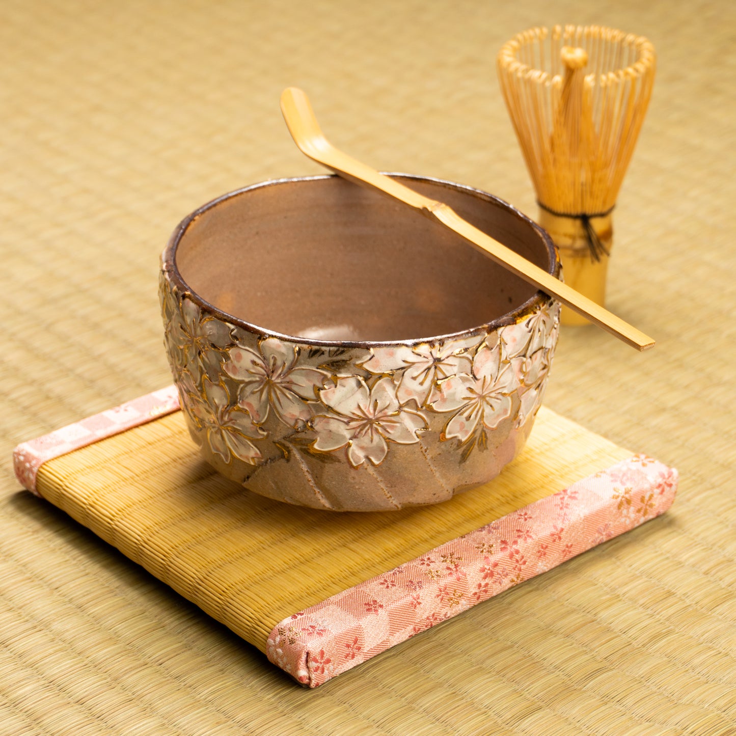 抹茶碗　黒陶金彩 桜絵　俊山窯 KOTOPOTTER
