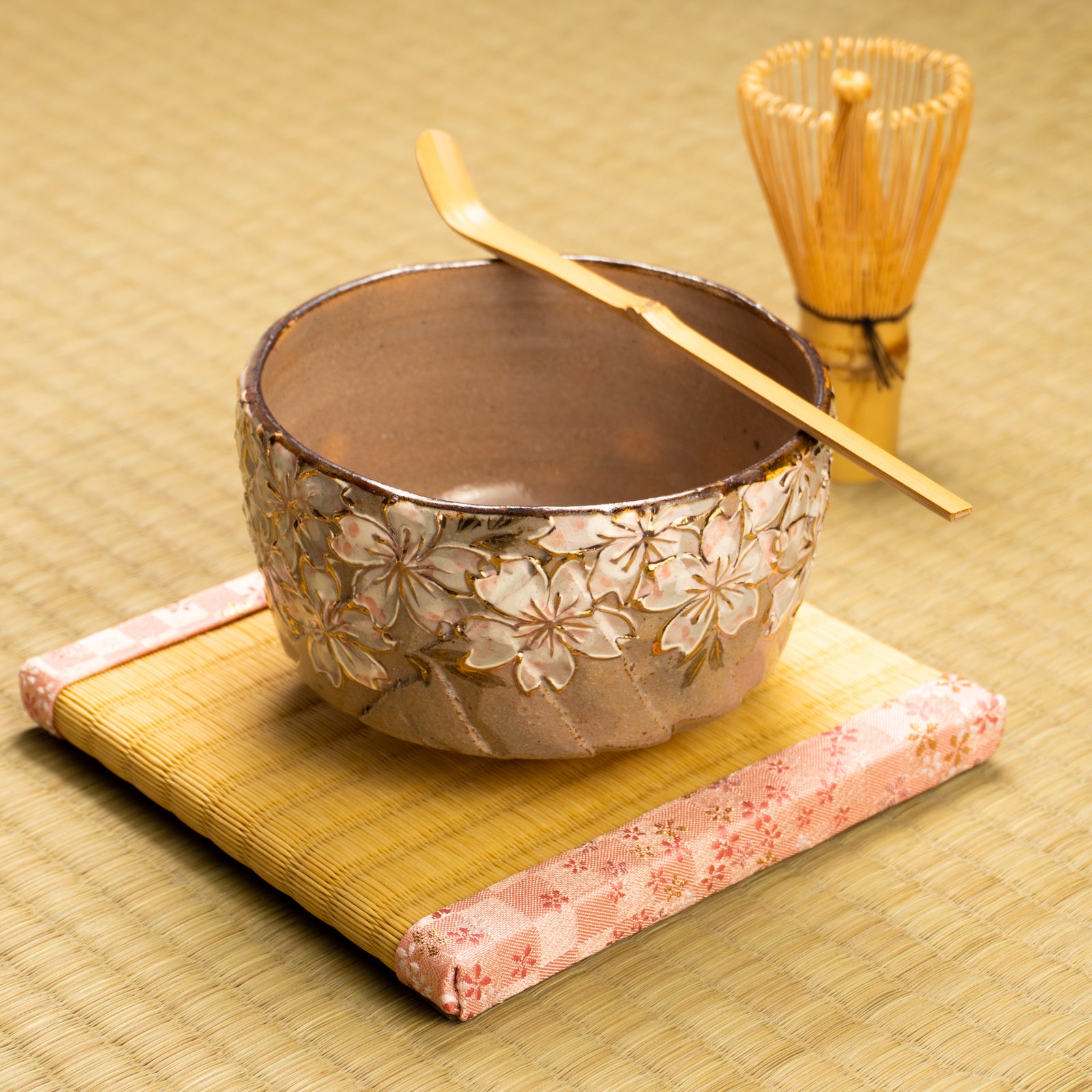 抹茶碗　黒陶金彩 桜絵　俊山窯 KOTOPOTTER