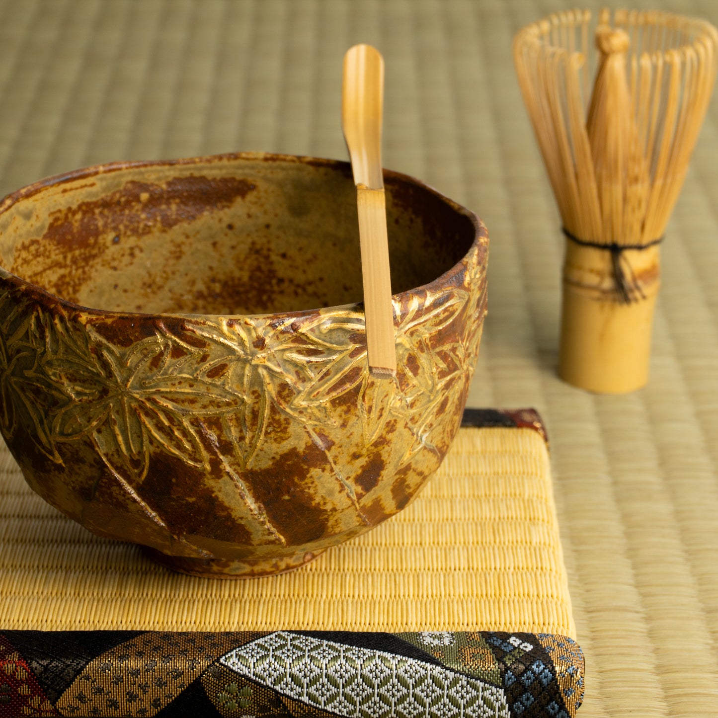 抹茶碗　イラボ金彩"楓図"B　俊山窯 KOTOPOTTER