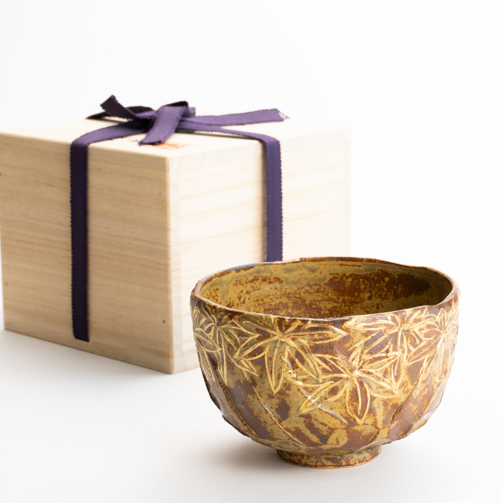 抹茶碗　イラボ金彩"楓図"B　俊山窯 KOTOPOTTER