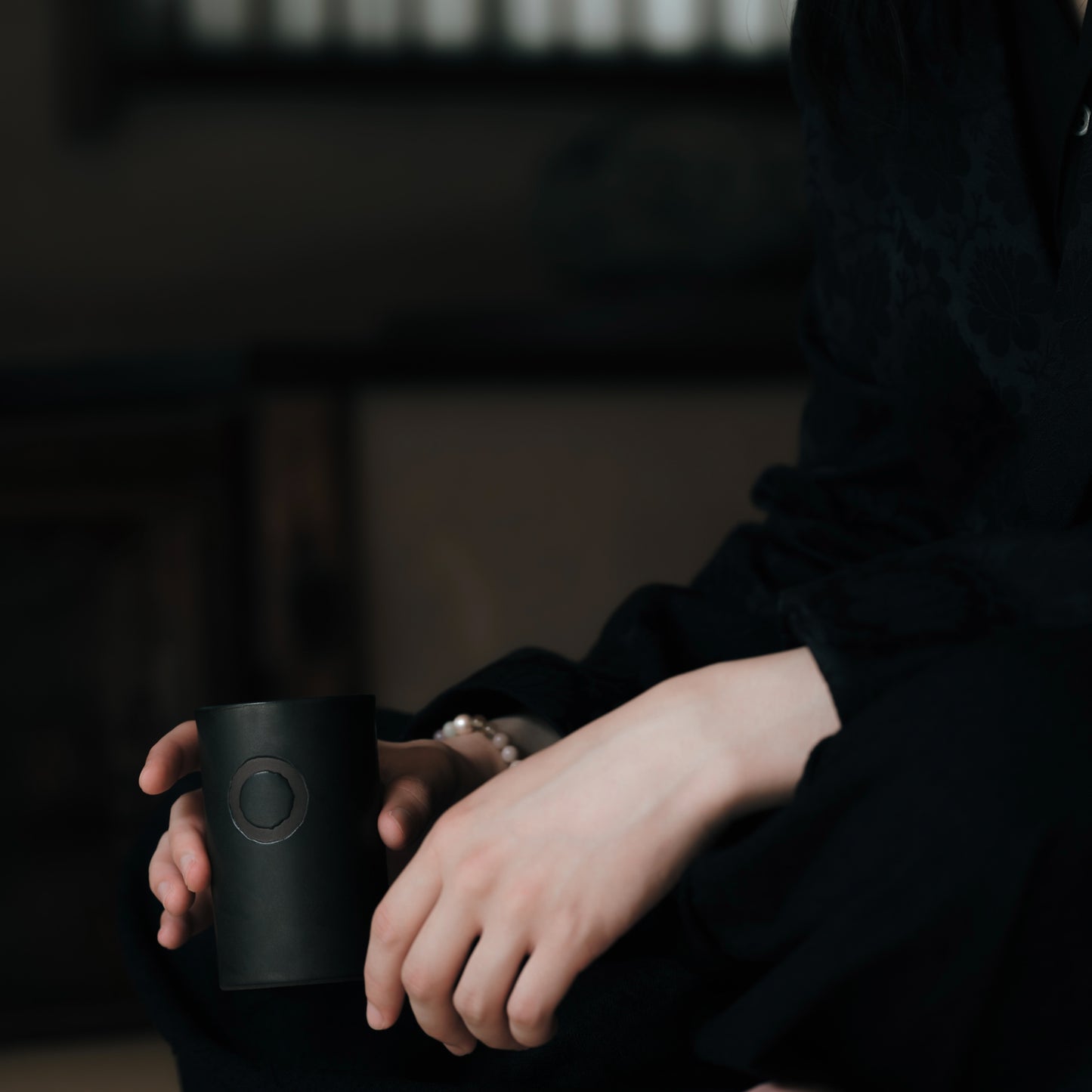 湯呑　黒釉"一如"　QUTOTEN KOTOPOTTER
